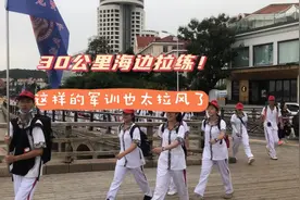 绝对拉风！青岛五十八中千名新生海边冒雨拉练图片