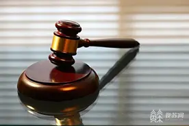 小吃店吃面，一头撞碎玻璃门，我的错，还是门的错？图片