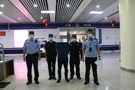 深圳一男子在高铁站用手机偷拍女乘务员裙底，被行拘5日图片