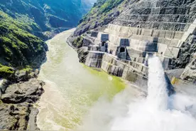 白鹤滩水电站泄洪洞试验性泄洪图片