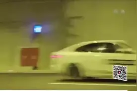 艺高胆大！特技飞行员驾驶飞机穿公路隧道视频封面