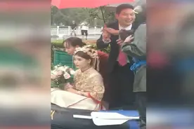 结婚当日遇积水 新郎乘皮划艇接新娘 网友：这才是“百年修得同船渡”图片