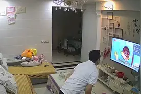 地震前男子带女儿淡定逃跑不忘拿烟，后一秒说“跑不赢，别跑了”，网友笑翻图片