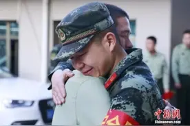 退伍季，他们把军功章献给最爱的人图片