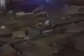 沙特为首多国联军拦截一枚弹道导弹，残骸坠落致两人受伤图片