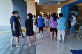 “双减”政策下，这些培训班周末却很火，家长休息区一位难求图片