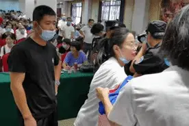 今天上午，市中心安置房分房，发生戏剧性一幕图片