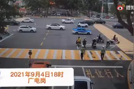 视频曝光！女子骑电动车不戴头盔被查，对执勤人员推搡、蹬踹 警方：行拘十日图片