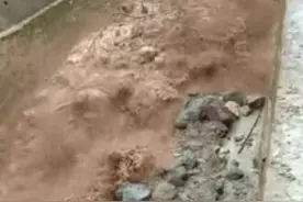视频|突发！连日降雨 万源市大竹镇出现一处山体滑坡威胁房屋视频封面