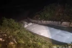 鄂坪水库溢洪道恢复泄洪图片