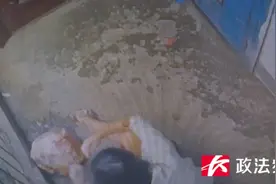 刑拘！​女子深夜醉酒后倒在家门口，陌生男子趁机做出龌龊举动图片
