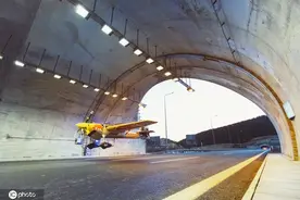 意大利特技飞行员驾飞机穿越高速公路隧道挑战成功图片