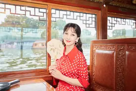 “白娘子”赵雅芝乘船游清波门 穿波点红裙甜美减龄变古韵美人图片