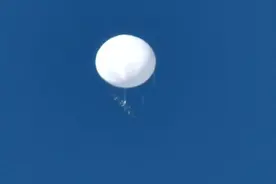 日本上空再现神秘白球：浮在空中不动 坠着未知物体图片