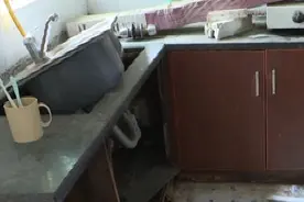 房屋租给餐饮店当宿舍3年 房东收房时傻眼了：比垃圾堆还过分图片