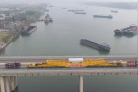 总重800多吨的两台“巨无霸”，如何走高速从衡阳运到长沙图片