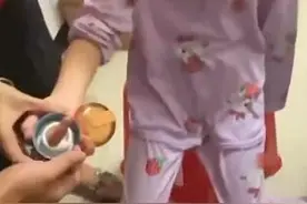 女孩手指被卡以为不用上学笑出了声 消防员：孩子，你想多了图片