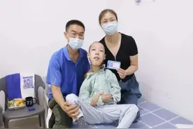 仅18公斤的18岁新生报到！立志做中国“霍金”图片