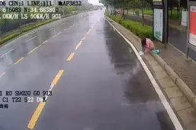 刚丢工作又丢手机，郑州一刚毕业女孩街边淋雨哭泣，她掏几百元相助并以己作比安慰图片
