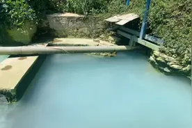 黄冈一磷石膏渣场渗漏污染泉水，村民：下雨就会流出白色的水视频封面