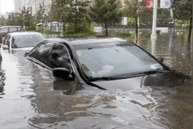 泡水后的电动汽车，还能开吗？图片
