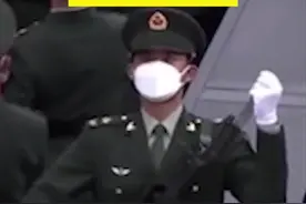 全网点赞！那个握住刺刀尖以免伤人的礼兵找到了图片