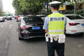 郑州交警严查紫荆山路、航海路、中州大道等主干道交通乱象，违停车辆被当场处罚图片