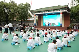 学生们想顺利闯过迷宫？掌握垃圾分类知识先图片