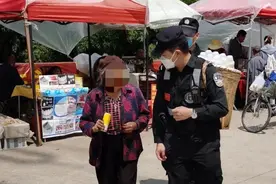 八旬老人收到百元假钞痛哭流涕，民警慷慨解囊相助图片