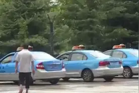 威海出租车司机买车险遭遇“重复保”保险公司：要退全退 不能单独退图片