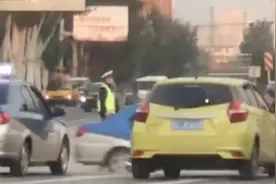 90后交警休息日看到信号灯坏了 立马穿上警服指挥交通图片
