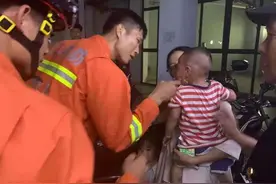快递柜锁着一岁男娃？柜门被撬开，现场一幕太揪心图片