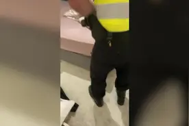 英国女子被床底的蜘蛛吓到疯狂尖叫 引来5名警察图片
