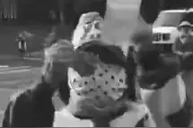 拦婚车举二维码要钱 8名老人被训诫图片