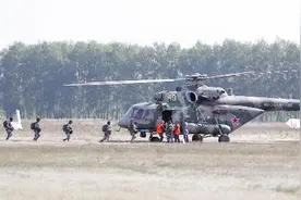 中国空降兵参赛队勇夺第一图片