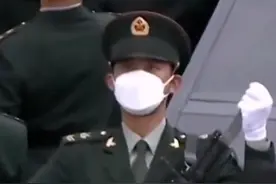 突然手握刺刀尖的战士火了，本人回应图片