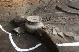 韩国出土1600年前人祭遗址：遗骸为女性，手指间有桃核图片