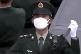 致敬！暖心礼兵：刺刀对向敌人，温柔留给人民图片
