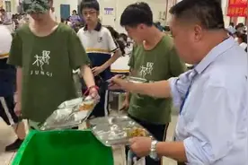 校长当众吃学生剩饭：精神可嘉但不宜提倡图片