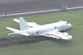 日本航空自卫队一架飞机冲出跑道，目前尚无人员伤亡情况报告图片