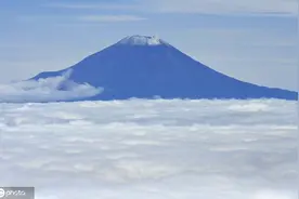 日本富士山迎来“初冠雪”山顶被积雪覆盖图片