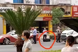 江西一男子拖带血行李箱打车，被的哥识破后当街弃箱逃走，警方发布协查通报图片