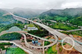 渝黔高速公路扩能项目万盛段全线贯通图片