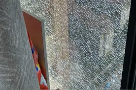 事发长沙，阳台封窗玻璃突然炸裂，巨响吓哭一岁宝宝，专业人士：最好在玻璃上贴膜图片