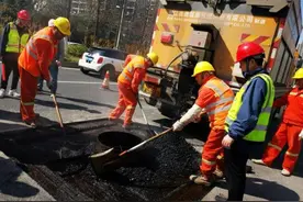 无锡市政设施管理处：更换防沉降井盖 体验安稳“幸福路”图片