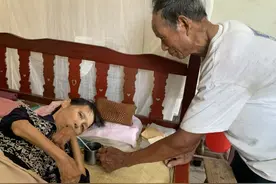 东源男子悉心照顾瘫痪妻子30年，背后的故事让人泪目……图片