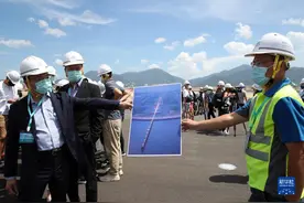 香港国际机场第三跑道铺设工程竣工图片