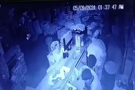 印度两名窃贼闯入商店盗窃时对着监控摄像即兴跳舞图片