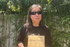 盲人歌手周云蓬不会写汉字办不了公证？“误会了，公证处下午就来周老师家办理”图片