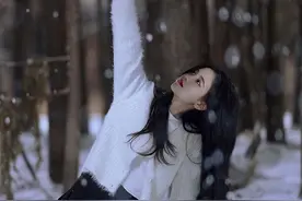 鞠婧祎雪中氛围感大片曝光 波浪卷发映衬红唇浪漫惹眼图片